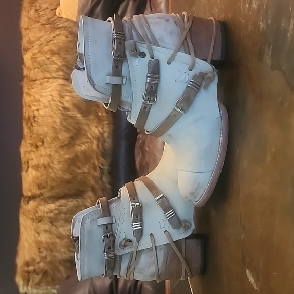 Feebird Distressed Ice Crue Ankle Booties. Size: 7 - Picture 2 of 7